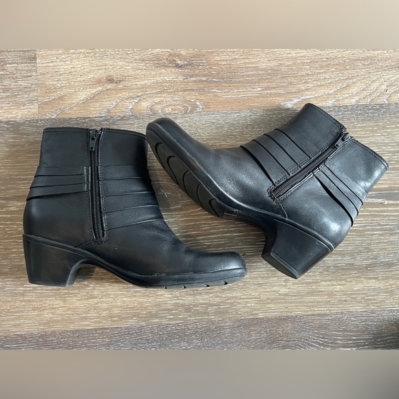 Clarks Bendables Black Leather Ankle Boots - Picture 4 of 9